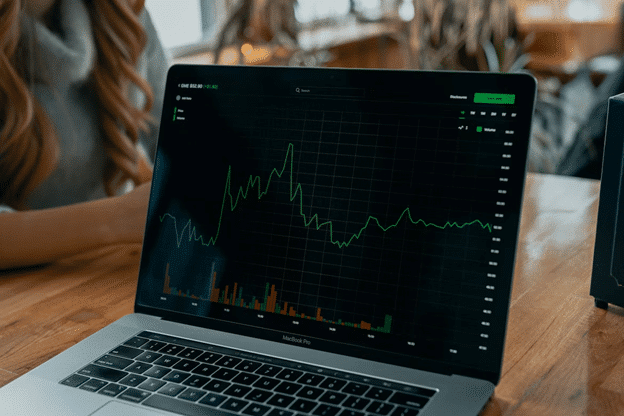 Enligt data från analysplattformen IntoTheBlock, från den 1 mars  2023, är nästan 40% av det totala utbudet av ethereum koncentrerat till stora adresser, medan stora adresser endast rymmer 11% av hela utbudet av BTC.
